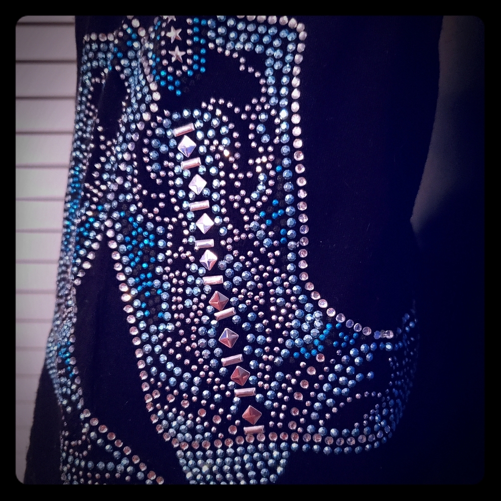 Bling boots on hip, side design blk shirt